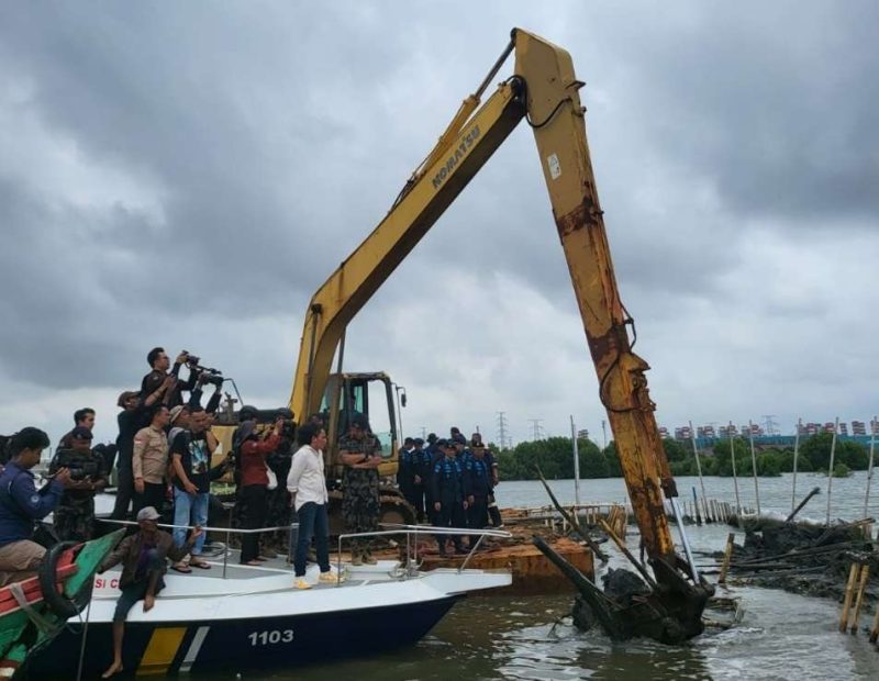 Dinas Kelautan dan Perikanan (DKP) Jabar  turut mengawasi pembongkaran mandiri yang dilakukan oleh PT Tunas Ruang Pelabuhan Nusantara (TRPN) terhadap pagar laut, Selasa  (11/2/2025).