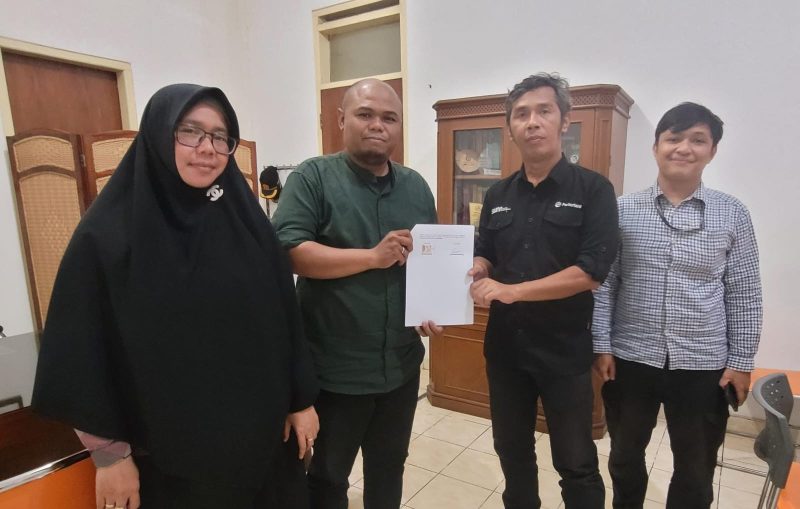 Administratur KPH Bandung Utara, Hendrawan Nugraha,  didampingi Kepala Seksi Perencanaan dan Pengembangan Bisnis, Aas Hastuti.bersama Direktur CV Ciwangun Indah Cemerlang, Oky Yeksa Dwianto, usai penandatanganan pengelolaan Wisata Ciwangun Indah Camp.