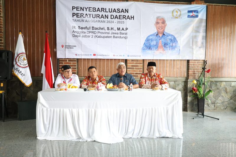 Anggota DPRD Provinsi Jawa Barat Daerah Pemilihan II (Kabupaten Bandung) Saeful Bachri, S.H., M.A.P saat melaksanakan Kegiatan Penyebarluasan Peraturan Daerah (Perda) Tahun Anggaran 2025 yang Bertempat di Aula Koya Kafe & Resto, Kecamatan Soreang, Kabupaten Bandung. Senin, (17/02/2025).