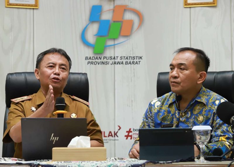 Sekda Jawa Barat, Herman Suryatman, bersama  Kepala BPS Jawa Barat, Darwis Sitorus. di kantor Badan Pusat Statistik (BPS) Jabar, Senin (3/2/2025).