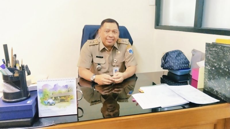 Wakil Camat Kemayoran, Agus Trijono, saat  memberikan klarifikasi terkait pemberitaan yang menyebutkan dugaan pungutan liar (pungli),  Senin (17/2/2025). Ft dok, Rudolf. 