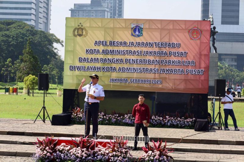 Wali Kota Jakarta Pusat, Arifin saat menggelar apel Bulan Tertib Parkir di kawasan Silang Monas, Rabu (12/2/2025).