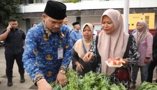 Wakil Bupati Purwakarta, Abang Ijo Hapidin saat menghadiri Bazar Ramadhan, di Bale Indung Rahayu, Kelurahan Nagri Tengah.Senin (17/3/2025).