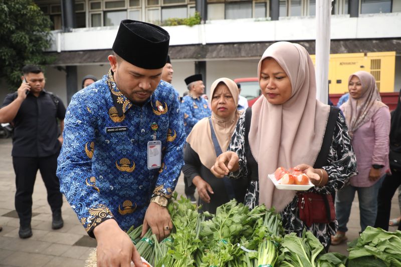 Wakil Bupati Purwakarta, Abang Ijo Hapidin saat menghadiri Bazar Ramadhan, di Bale Indung Rahayu, Kelurahan Nagri Tengah.Senin (17/3/2025).