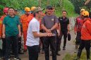 Bupati Purwakarta, Saepul Bahri Binzein, saat meninjau lokasi banjir, di Desa Cikaobandung, Kecamatan Jatiluhur, Minggu (09/3/2025).