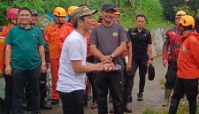 Bupati Purwakarta, Saepul Bahri Binzein, saat meninjau lokasi banjir, di Desa Cikaobandung, Kecamatan Jatiluhur, Minggu (09/3/2025).