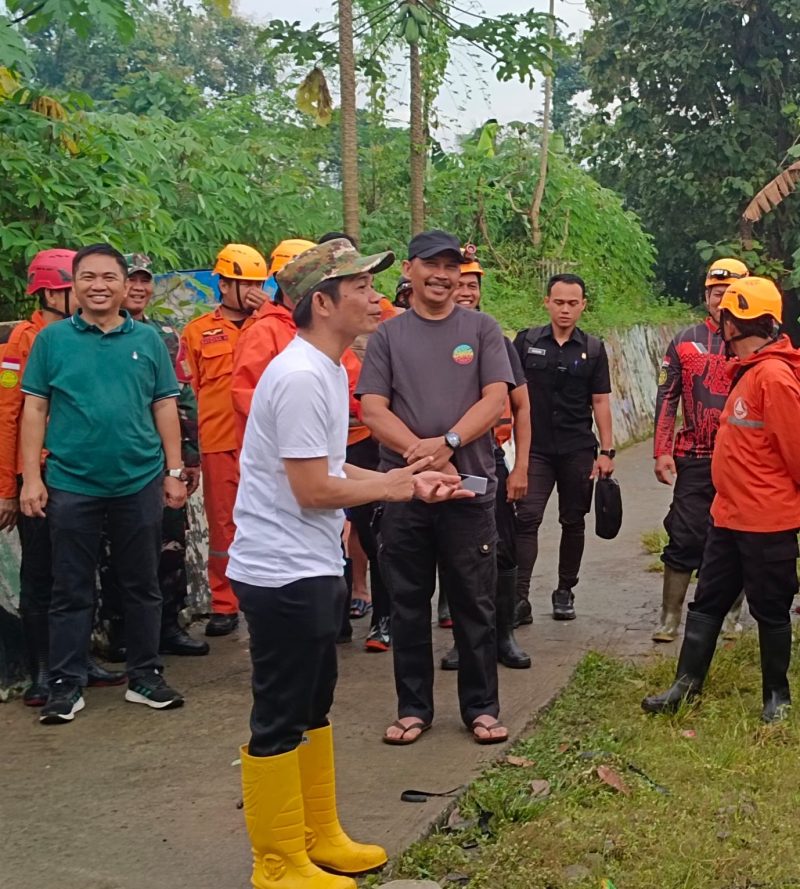 Bupati Purwakarta, Saepul Bahri Binzein, saat meninjau lokasi banjir, di Desa Cikaobandung, Kecamatan Jatiluhur, Minggu (09/3/2025).