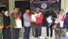 presiden Partai Perubahan Dr. Robi Nurhadi bersama jajarannya beserta DPD Kabupaten Sukabumi, DPD Kota Bogor, saat menyerahkan bantuan kepada korban bencana alam Sukabumi, di desa Cidadap kecamatan Simpenan, Sabtu (15/3/2025). Ft dok Andy.