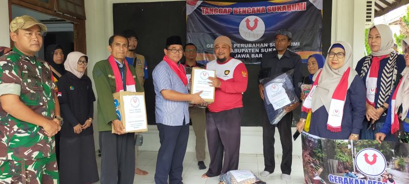 presiden Partai Perubahan Dr. Robi Nurhadi bersama jajarannya beserta DPD Kabupaten Sukabumi, DPD Kota Bogor, saat menyerahkan bantuan kepada korban bencana alam Sukabumi, di desa Cidadap kecamatan Simpenan, Sabtu (15/3/2025). Ft dok Andy.