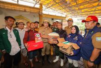 Wakil Wali Kota Bandung, Erwin saat meninjau lokasi banjir di Jalan Derwati, Gang Masjid Ar Rohim RT 02 dan RT 04 RW 06, Kelurahan Derwati, Kecamatan Rancasari, serta beberapa titik di Kecamatan Gedebage, Selasa, (11/3/2025).