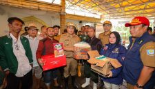 Wakil Wali Kota Bandung, Erwin saat meninjau lokasi banjir di Jalan Derwati, Gang Masjid Ar Rohim RT 02 dan RT 04 RW 06, Kelurahan Derwati, Kecamatan Rancasari, serta beberapa titik di Kecamatan Gedebage, Selasa, (11/3/2025).