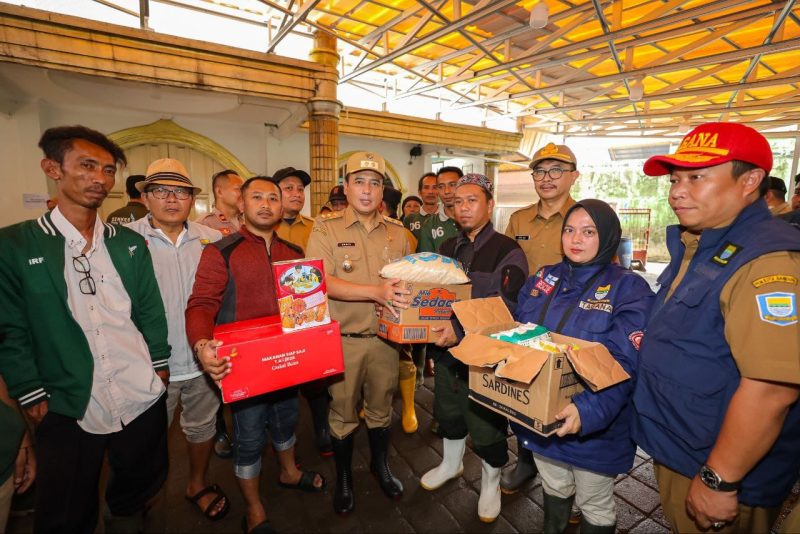 Wakil Wali Kota Bandung, Erwin saat meninjau lokasi banjir di Jalan Derwati, Gang Masjid Ar Rohim RT 02 dan RT 04 RW 06, Kelurahan Derwati, Kecamatan Rancasari, serta beberapa titik di Kecamatan Gedebage, Selasa, (11/3/2025).