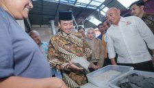 Wakil Wali Kota Bandung, Erwin, bersama jajaran Dinas Lingkungan Hidup (DLH) Kota Bandung saat mengunjungi PT. TREE) pembuat AutoThermiX di Kebonwaru, Kecamatan Batununggal, Jumat (14/3/2025)..