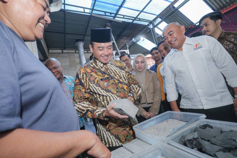 Wakil Wali Kota Bandung, Erwin, bersama jajaran Dinas Lingkungan Hidup (DLH) Kota Bandung saat mengunjungi PT. TREE) pembuat AutoThermiX di Kebonwaru, Kecamatan Batununggal, Jumat (14/3/2025)..