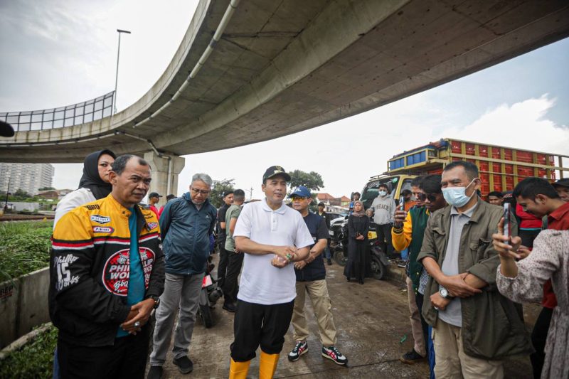 Wakil Wali Kota Bandung, Erwin saat meninjau Bank Sampah Berseri di Kelurahan Nyengseret Kecamatan Astanaanyar, Rabu (12/3/ 20250.