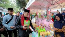 Wakil Wali Kota Bandung saat menghadiri kegiatan Semarak Ramadan di Kecamatan Cibeunying Kaler, Selasa (11/3/2025).