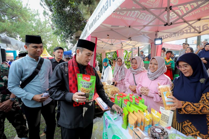 Wakil Wali Kota Bandung saat menghadiri kegiatan Semarak Ramadan di Kecamatan Cibeunying Kaler, Selasa (11/3/2025).