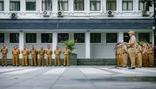 Wali Kota Bandung, Muhammad Farhan saat apel pagi di Balai Kota Bandung, Senin (10/3 /2025).