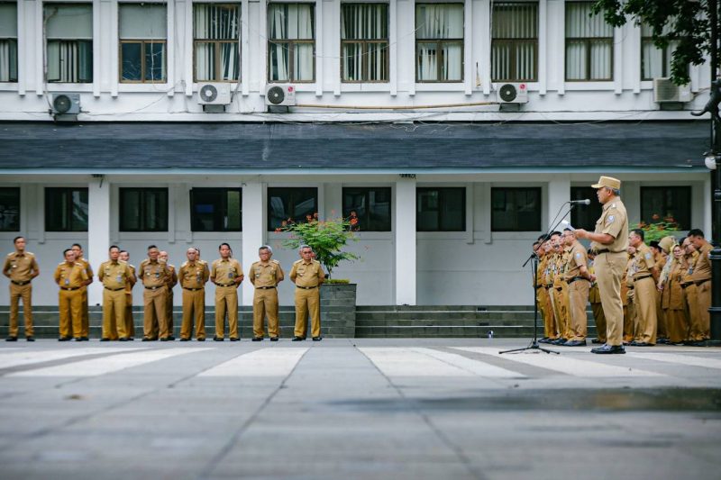 Wali Kota Bandung, Muhammad Farhan saat apel pagi di Balai Kota Bandung, Senin (10/3 /2025).