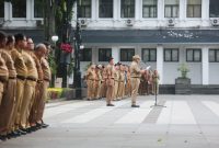 Wali Kota Bandung Muhammad Farhan mengajak seluruh ASN Pemkot Bandung untuk tetap semangat bekerja meskia ada penyesuaian Jam Kerja. Senin, (3/3/2025).