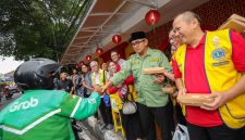 Wali Kota Bandung, Muhammad Farhan, saat  mengikuti Takjil On The Street yang digelar di Masjid Lautze 2, Minggu, (16/3/2025).