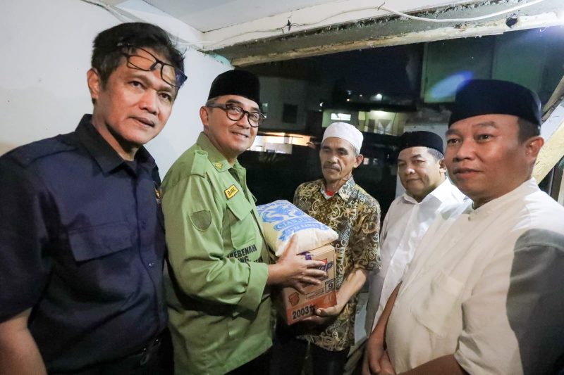 Wali Kota Bandung, Muhammad Farhan, saat meninjau warga terdampak bencana di RW 03, Kelurahan Babakan Ciamis, Minggu  (16/3/2025).