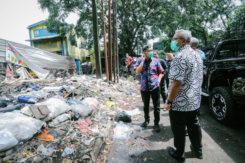 Wali Kota Bandung, Muhammad Farhan saat memantau berbagai kawasan pengelolaan sampah, di Kota Bandung,Jumat (7/3/2025).