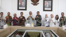 Kemenkumham RI melalui Kantor Wilayah Jawa Barat bersama Wali Kota Bandung Muhammad Farhan dalam rangka sosialisasi Peacemaker Justice Award (PJA), di Pendopo Kota Bandung, pada Jumat, (14/3/2025.