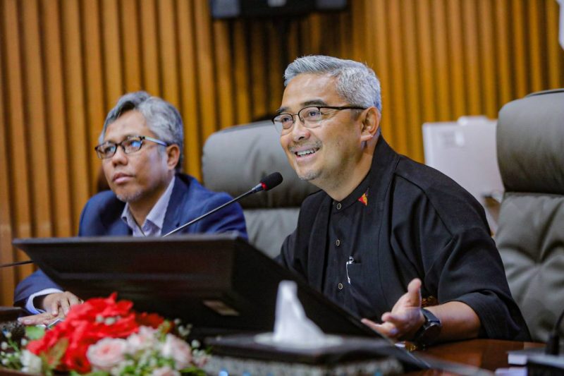  Wali Kota Bandung, Muhammad Farhan saat bersiskusi dengan Rektor ITB, Tatacipta Dirgantara di Balai Kota Bandung, Kamis, (6/3/2025).