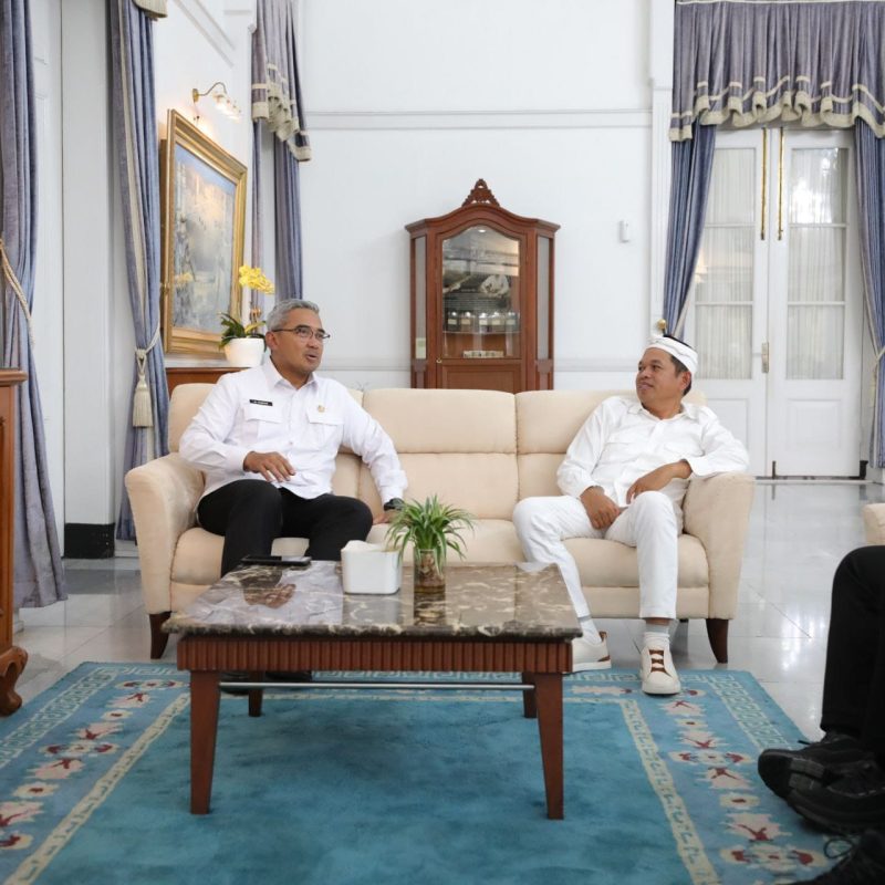 Wali Kota Bandung, Muhammad Farhan bersama Gubernur Jabar Dedi Mulyadi di Gedung Pakuan, Rabu (5/3/2025).