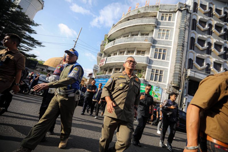 Wali Kota Bandung, Muhammad Farhan, mengeluarkan kebijakan tegas melarang Aparatur Sipil Negara (ASN) Pemerintah Kota Bandung menggunakan kendaraan dinas untuk keperluan mudik. usai meninjau sejumlah fasilitas publik di Jalan Asia-Afrika, Jumat (21/2/2025).