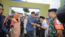 Wali Kota Bandung, Muhammad Farhan,  saat menghadiri Safari Ramadan di Jalan Neptunus Timur I, Kelurahan Sekejati, Kecamatan Buahbatu, Minggu, (9/3/2025).