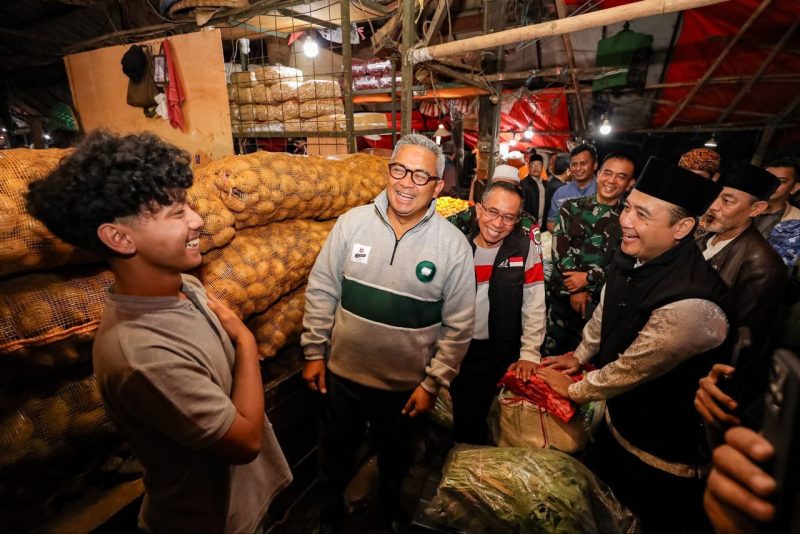 Wali Kota Bandung Muhammad Farhan dan Wakil Wali Kota Bandung Erwin saat meninjau pasar Induk Caringin Bandung, , Minggu, (2 /3/2025).