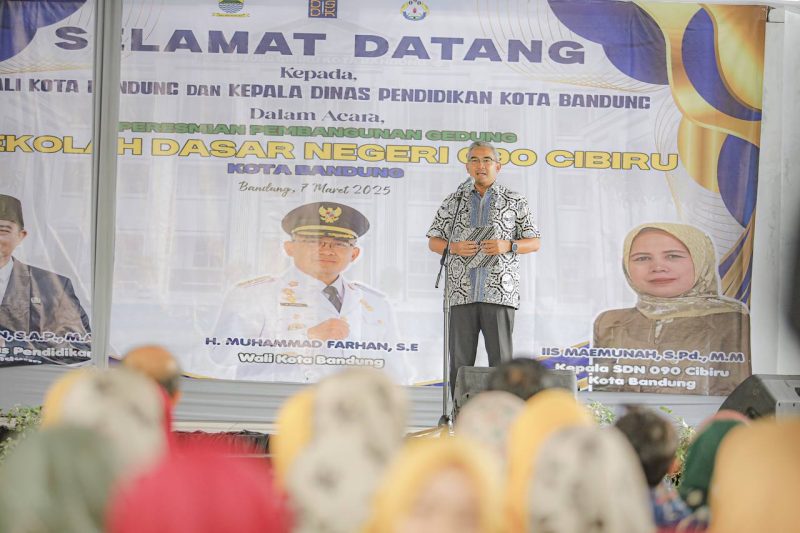 ali Kota Bandung, Muhammad Farhan saat menghadiri peresmian Gedung SDN 090 Cibiru, Jumat (7/3/2025).