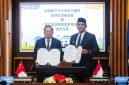 Wali Kota Bandung, Muhammad Farhan bersama,perwakilan delegasi Kota Nanning. Cina   Nong Shengwen 
 di Bandung (24/3/2025).