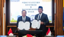 Wali Kota Bandung, Muhammad Farhan bersama,perwakilan delegasi Kota Nanning. Cina   Nong Shengwen 
 di Bandung (24/3/2025).