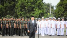 Wali Kota Bandung, Muhammad Farhan saat menjadi pemimpin upara peringatan Bandung Lautan Api di Taman Makam Pahlawan Nasional Cikutra, Senin (24/3/2025).