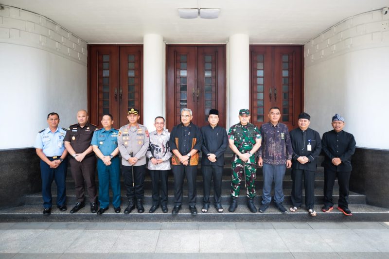 Wali Kota Bandung, Muhammad Farhan usai memimpin pertemuan Forkopimda Kota Bandung di Balai Kota Bandung, Kamis (6/3/2025).