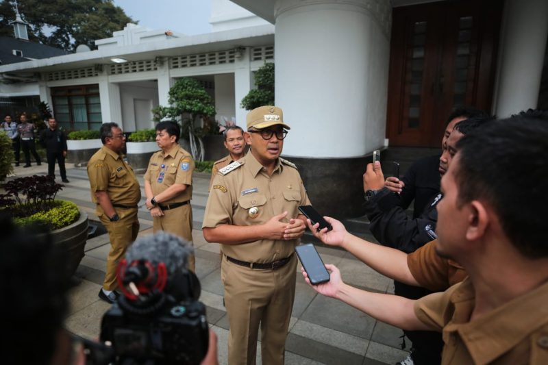 Wali Kota Bandung, Muhammad Farhan menegaskan, masyarakat sekitar harus ikut bertanggung jawab dalam menjaga kebersihan, di Balai Kota Bandung, Senin (3/3/2025).