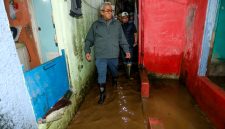 Wali Kota Bandung, Muhammad Farhan, bersama Wakil Wali Kota, Erwin, saat meninjau lokasi terdampak banjir guna memastikan langkah penanganan darurat bagi warga.Sabtu (15/3/ 2025).