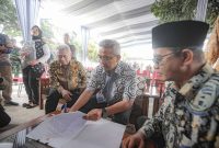 Wali Kota Bandung, Muhammad Farhan saat menandatangani Keputusan Wali Kota (Kepwal) untuk pencairan kehormatan guru honorer di Kota Bandung.Jumat (7/3/2025).