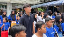 Ghibran Kartasasmita saat menggelar  pertunjukan musik angklung bersama Jaksel Circle Concert.  pelataran parkir Pasaraya Blok M (14/3/2025).