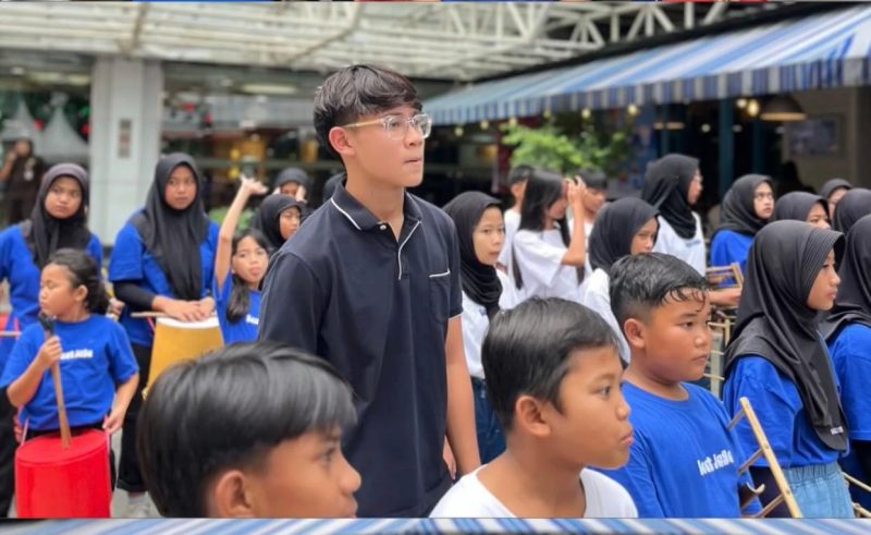 Ghibran Kartasasmita saat menggelar  pertunjukan musik angklung bersama Jaksel Circle Concert.  pelataran parkir Pasaraya Blok M (14/3/2025).