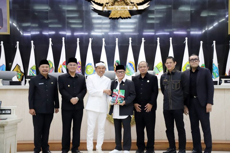 Ketua DPRD Provinsi Jawa Barat Buky Wibawa saat Rapat Paripurna di Kota Bandung. Jumat, (21/3/25).