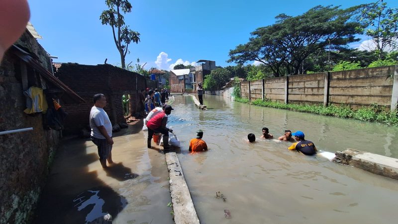 Kirmir di belakang komplek Adipura kluster Palem jebol sepanjang 15 meter, Sabtu 8 Maret 2025.