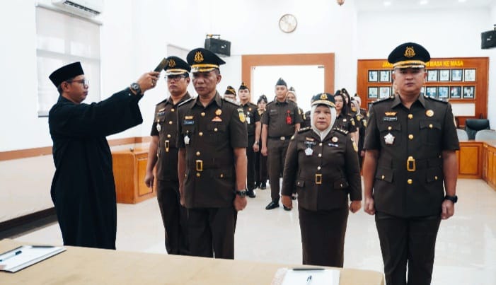 Pengambilan sumpah jabatan untuk dua pejabat baru Kejaksaan Negeri Jakarta Timur Kamis, (20/3/ 2025).