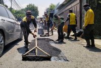 Tercatat sebanyak 400 aduan dari warga terkait jalan rusak yang tersebar di berbagai titik di Kota Bandung, Senin (3/3/2025).