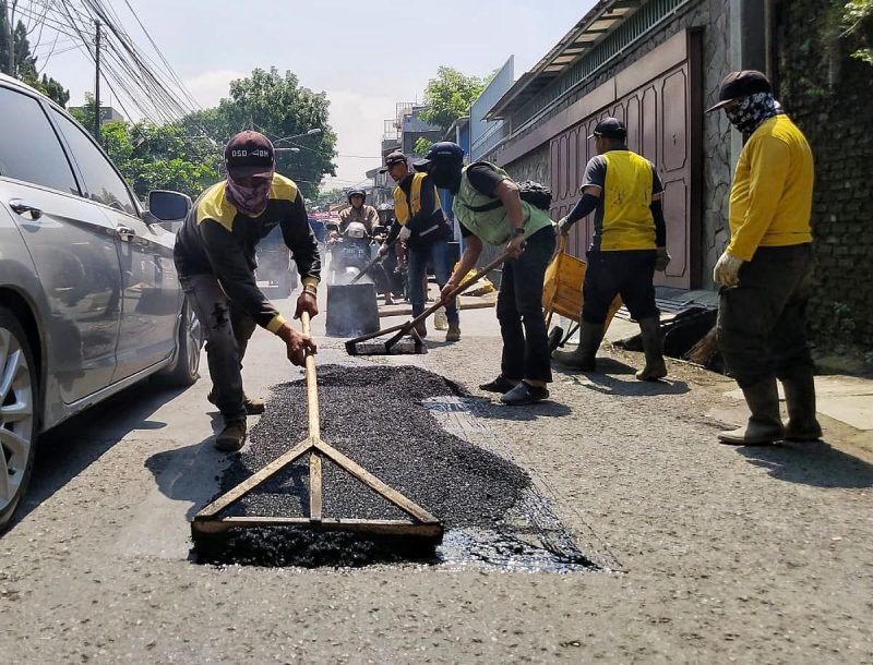 Tercatat sebanyak 400 aduan dari warga terkait jalan rusak yang tersebar di berbagai titik di Kota Bandung, Senin (3/3/2025).