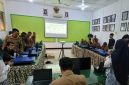 Wakil Administratur KPH Bandung Utara Diki Rizky Teruna, Kepala Seksi Produksi dan Ekowisata Dadi Santosa,Kepala Seksi Utama Produksi Non Kayu Divisi Regional Perhutani Jawa Barat Trisna Mulyana, saat menggelar praktik dan pelatihan penggunaan Alat Ukur Mutu Getah Pinus. di Aula Kantor Perhutani Bandung Utara pada Selasa (18/03/2025).