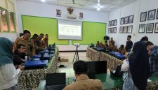 Wakil Administratur KPH Bandung Utara Diki Rizky Teruna, Kepala Seksi Produksi dan Ekowisata Dadi Santosa,Kepala Seksi Utama Produksi Non Kayu Divisi Regional Perhutani Jawa Barat Trisna Mulyana, saat menggelar praktik dan pelatihan penggunaan Alat Ukur Mutu Getah Pinus. di Aula Kantor Perhutani Bandung Utara pada Selasa (18/03/2025).